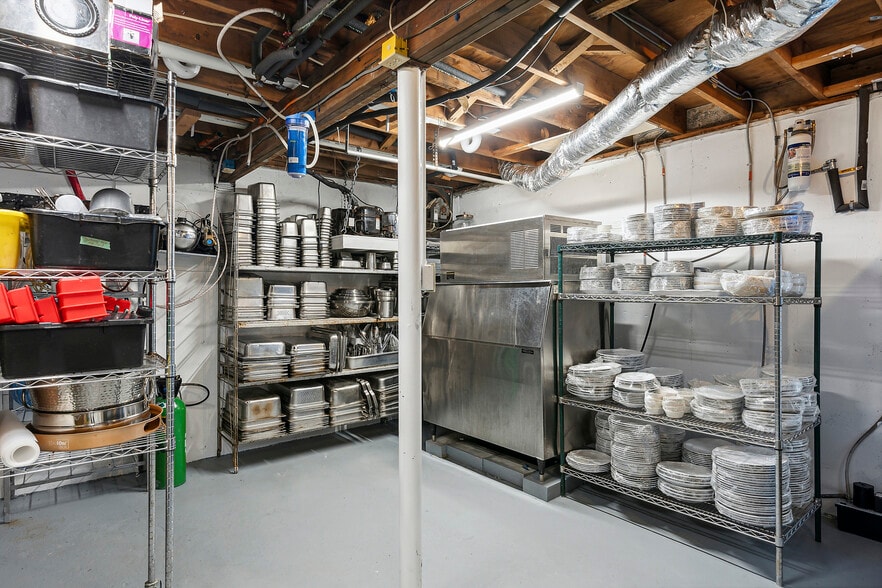 More Photos Of 4 S Elmwood Ave, Montauk Restaurant For Sale