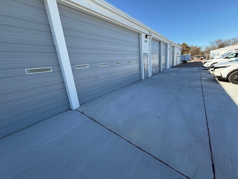 More Photos Of 1223 Crestdell Dr, Duncanville Warehouse For Lease