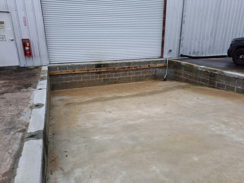 More Photos Of 824 Mary Helen Dr, Chipley Warehouse For Lease