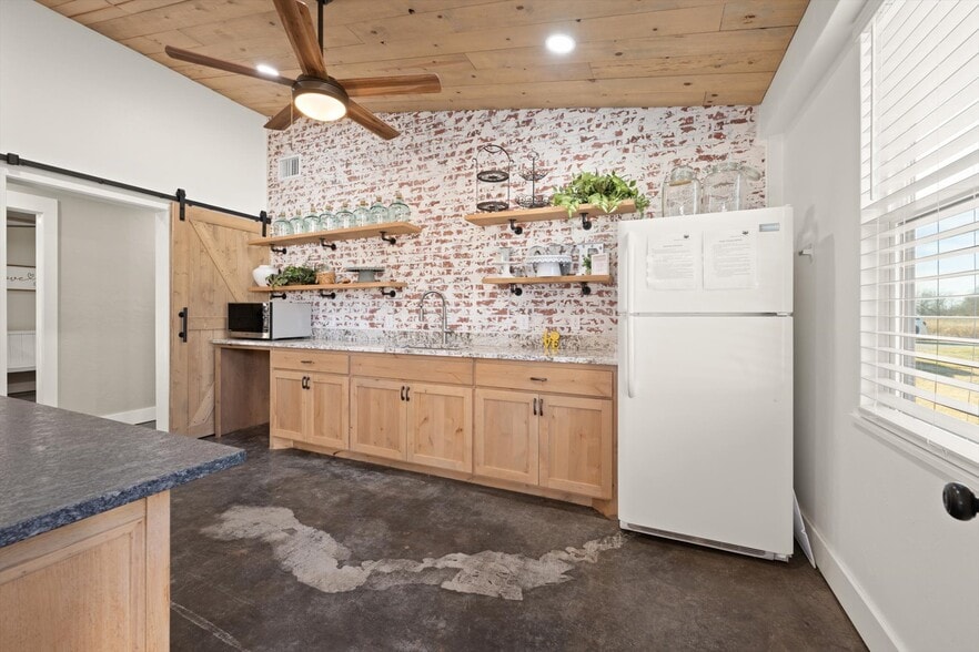 More Photos Of 18186 State Highway 74B, Washington Specialty For Sale