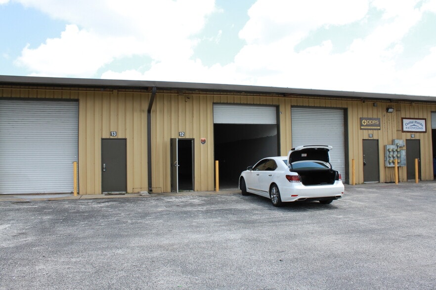 More Photos Of 3038 N John Young Pky, Orlando Warehouse For Lease