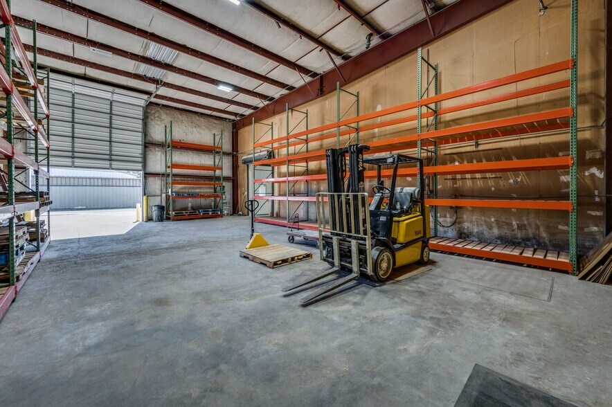 More Photos Of 1919 Rhome St, Dallas Distribution For Lease