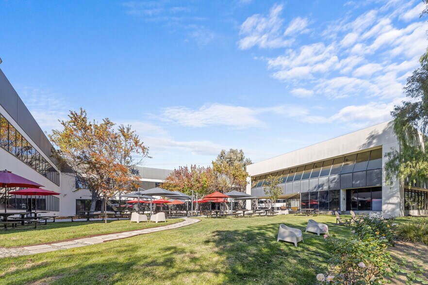 More Photos Of 5775-5785 Lindero Canyon Rd, Westlake Vlg, Westlake Village Warehouse For Lease