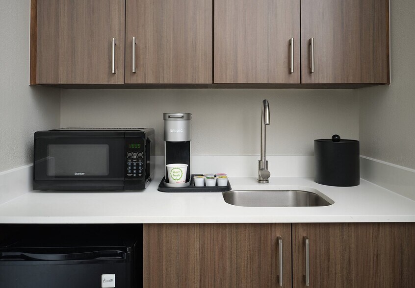 More Photos Of 100 N Frontage Rd, Meridian Hotel For Sale