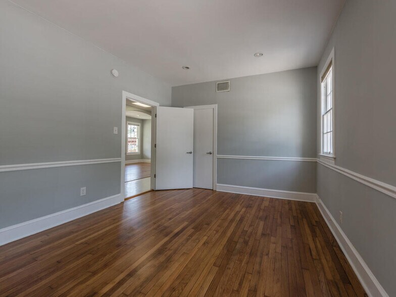 More Photos Of 2610 Manor Rd, Austin Freestanding For Lease