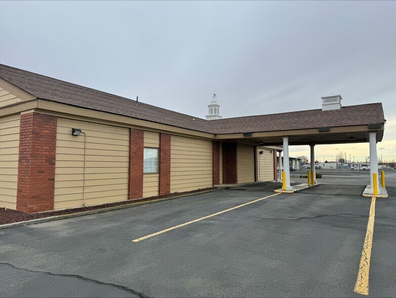 More Photos Of 800 S Columbia Ave, Connell Industrial For Lease