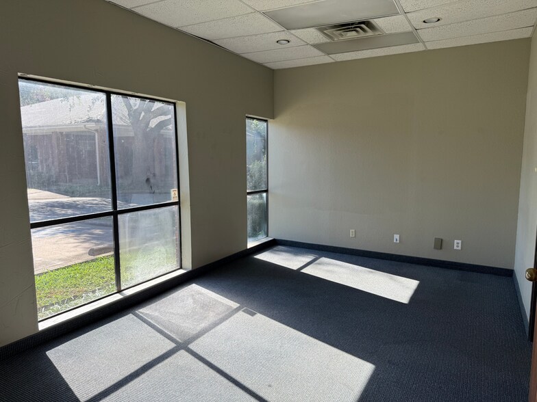 More Photos Of 6448-6450 Broadway, Garland Office For Sale