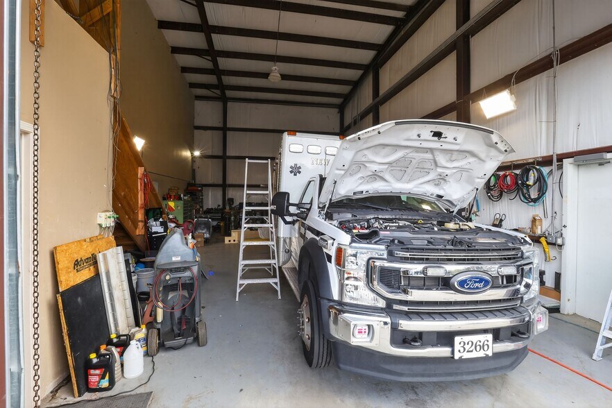 More Photos Of 15590 Florida Blvd, Baton Rouge Showroom For Sale