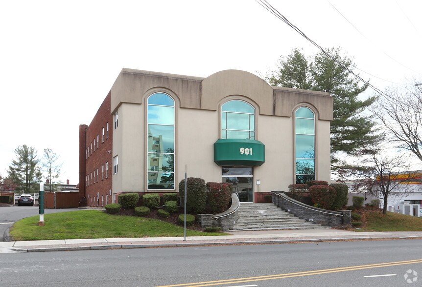 Primary Photo Of 901 Farmington Ave, West Hartford Medical For Lease