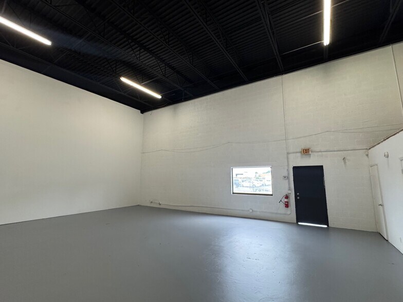 More Photos Of 601 Roseland Dr, West Palm Beach Warehouse For Lease