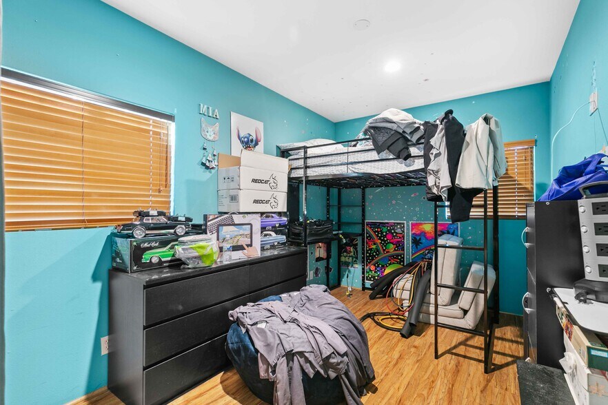 More Photos Of 7317 Clybourn Ave, Sun Valley Contractor Storage Yard For Sale