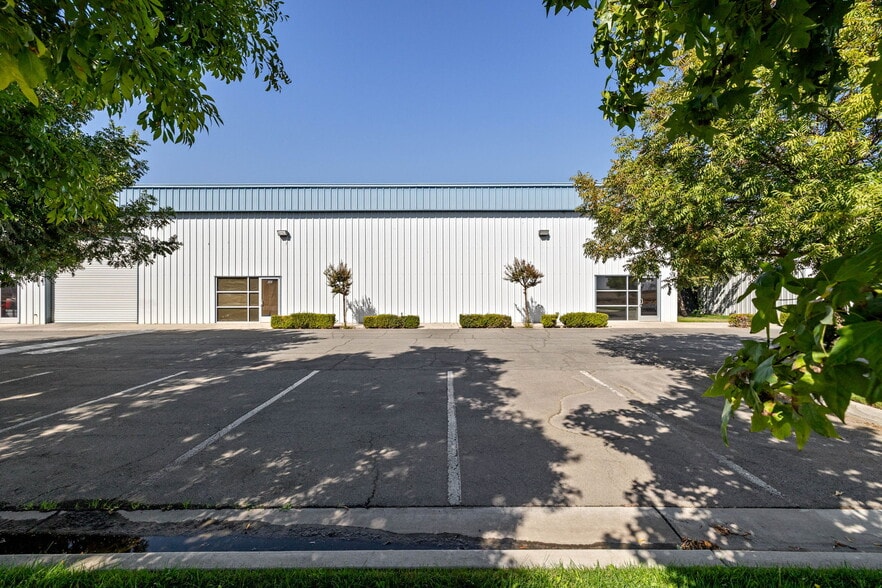 More Photos Of 2550 E Belle Ter, Bakersfield Manufacturing For Lease