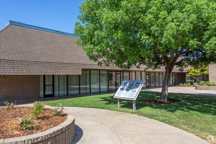More Photos Of 2350 W Shaw Ave, Fresno Office For Lease