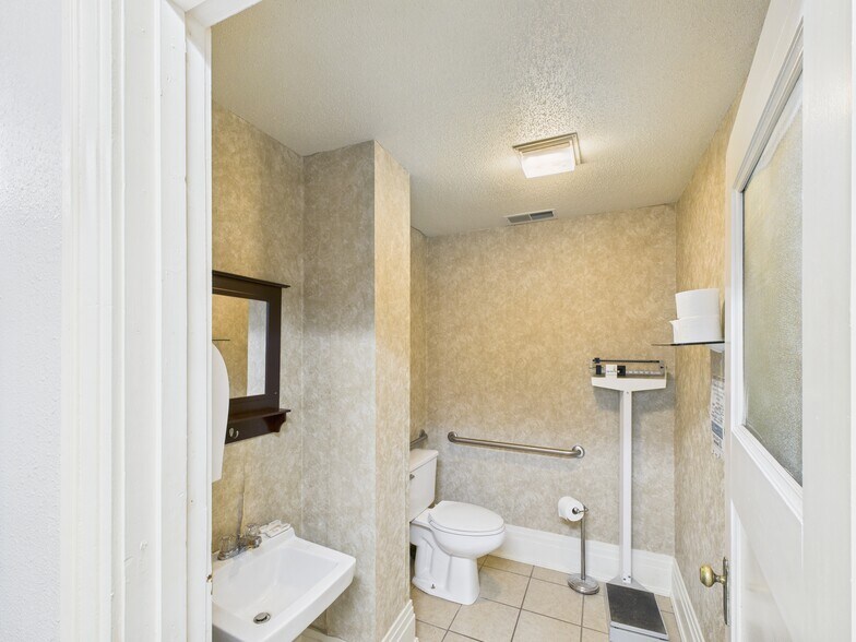 More Photos Of 619 Blondeau St, Keokuk Office For Sale