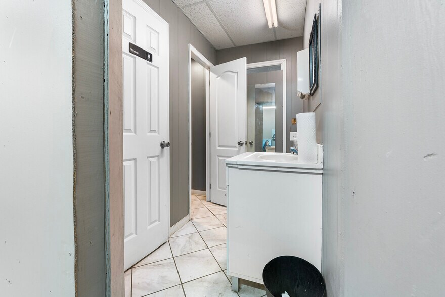 More Photos Of 580 Sw Broad St, Jesup Light Manufacturing For Sale