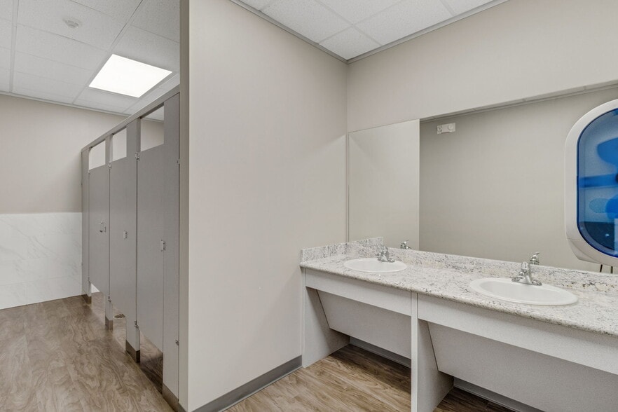 More Photos Of 8110 Parkside Ave, Baytown Warehouse For Sale