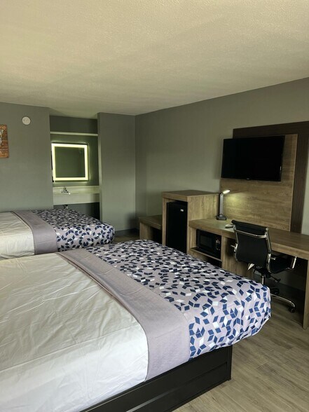 More Photos Of 110 Independence Ave, Kennett Hotel For Sale