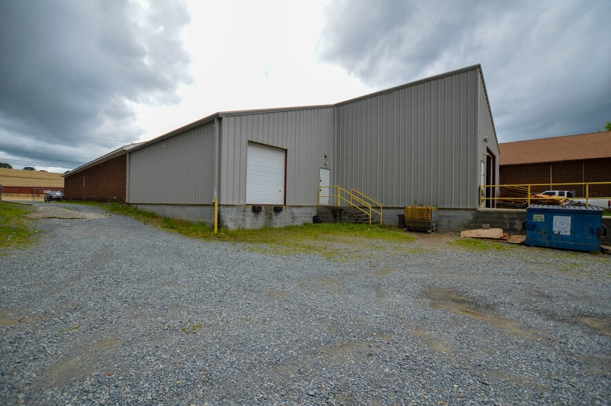 More Photos Of 12056 Stallings Commerce Dr, Matthews Showroom For Lease