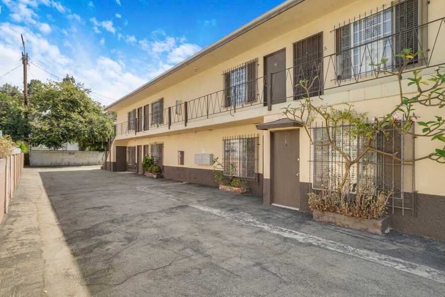More Photos Of 1143 W 28th St, Los Angeles Multifamily For Sale