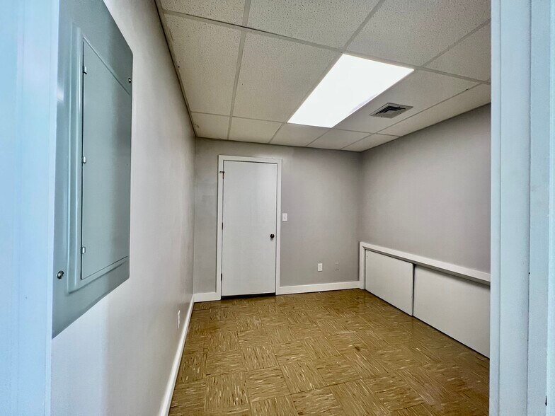 More Photos Of 2 Center St, Tariffville Freestanding For Sale