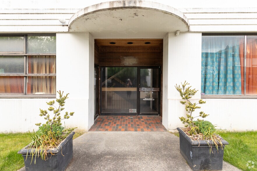 More Photos Of 11 E 4th Ave, Vancouver Warehouse For Lease