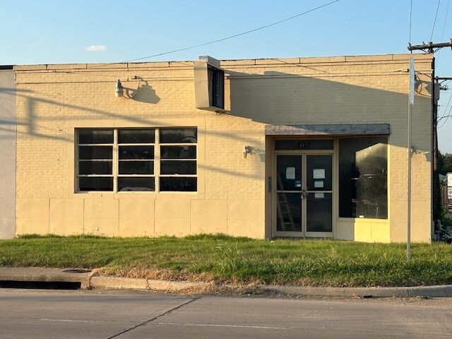 More Photos Of 202 N Kaufman St, Seagoville Storefront For Sale