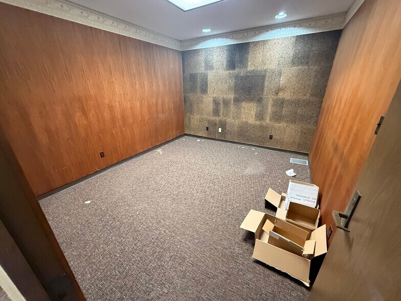 More Photos Of 128 E Commerce St, Aberdeen Storefront For Sale