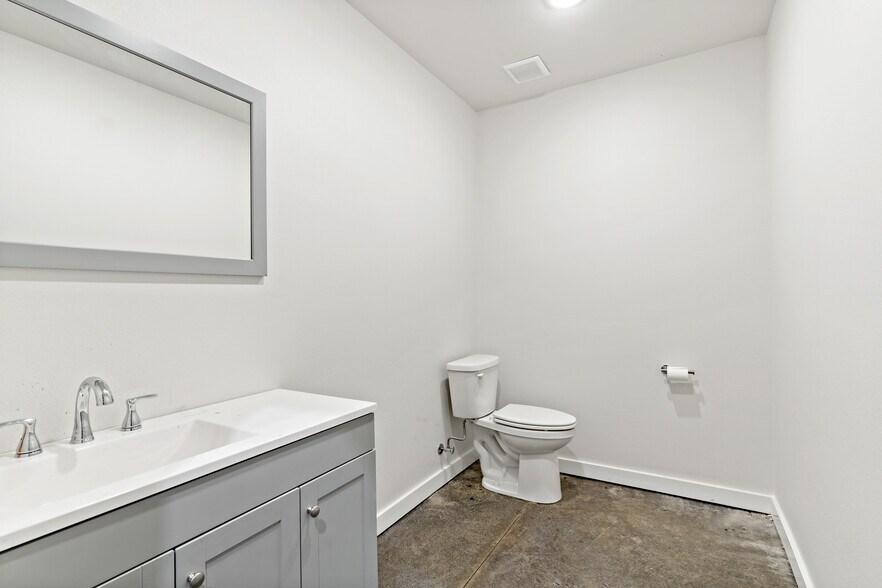 More Photos Of 5501 Bonham St, Paris Unknown For Lease