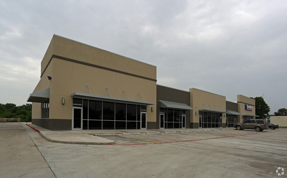 More Photos Of 9919 North Fwy, Houston Freestanding For Lease