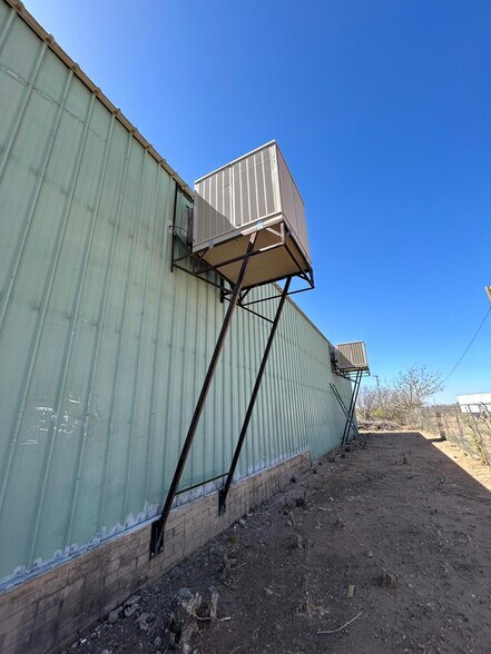 More Photos Of 100 E 9th St, Douglas Warehouse For Sale