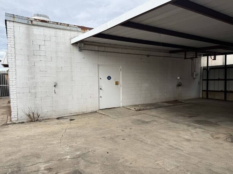 More Photos Of 104 Rogers Rd S, Irving Storefront Retail Office For Sale