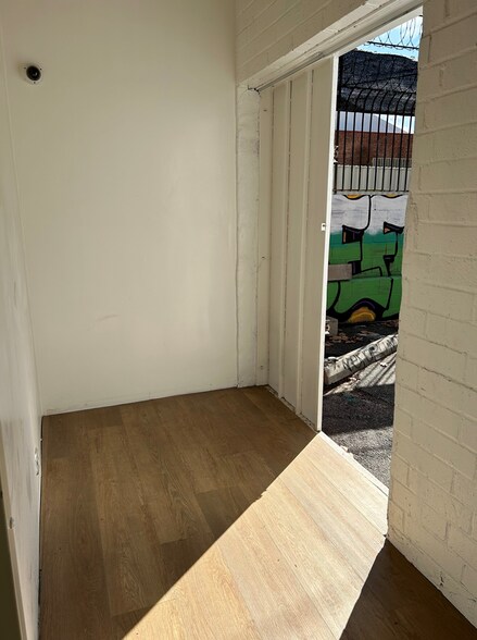 More Photos Of 1400 S Olive St, Los Angeles Office For Lease