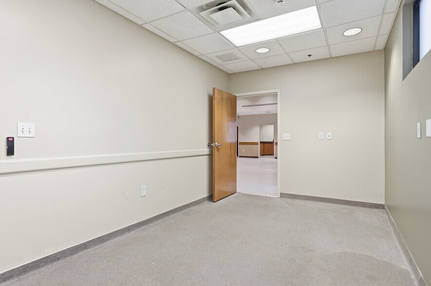 More Photos Of 180 Bear Hill Rd, Waltham Flex For Sale