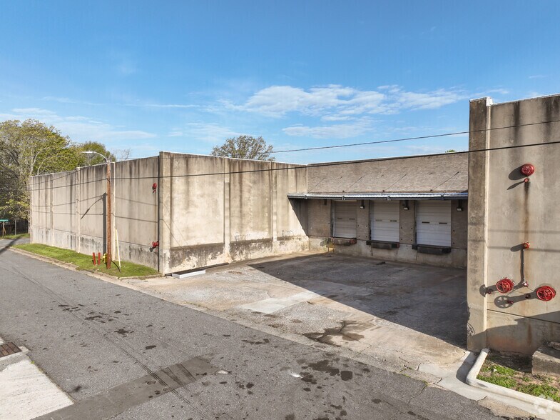 More Photos Of 100 W Parkwood St, Stanley Warehouse For Lease