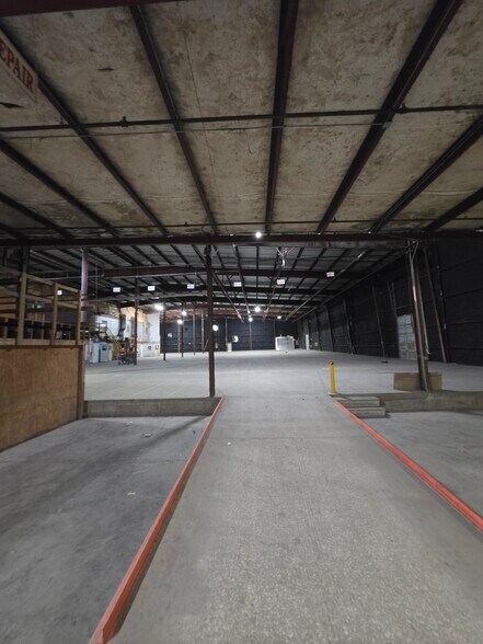 More Photos Of 1107 N Thomas Ave, Leesburg Warehouse For Lease