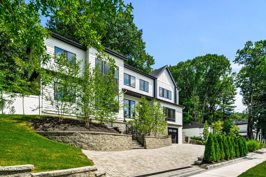 More Photos Of 678 Dedham St, Newton Specialty For Sale