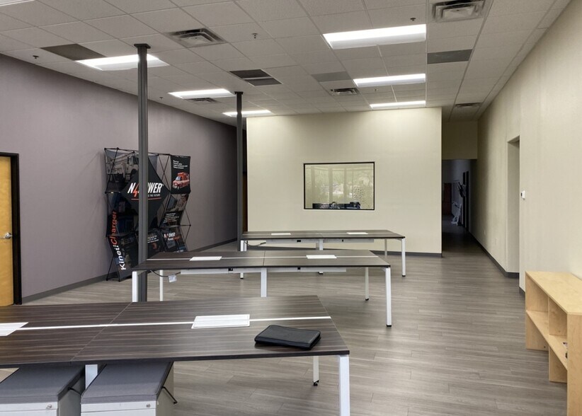 More Photos Of 8541 E Anderson Dr, Scottsdale Light Distribution For Lease