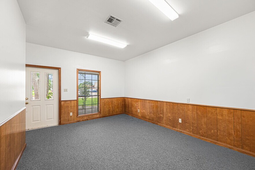 More Photos Of 1350 Avenue D, Katy Office For Sale