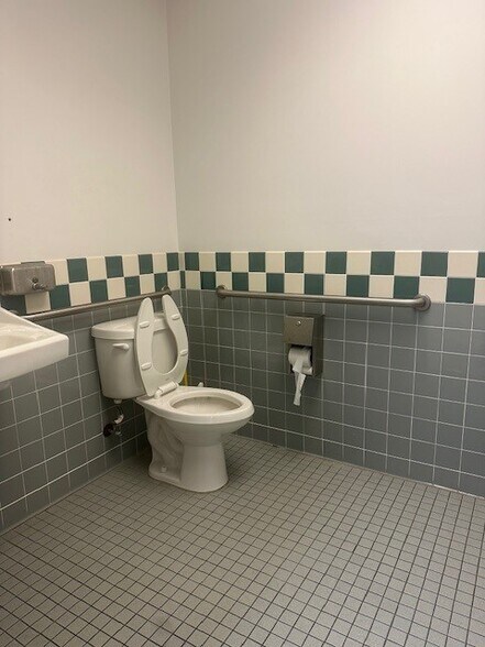 More Photos Of 501 S Stepney Rd, Aberdeen Bank For Sale