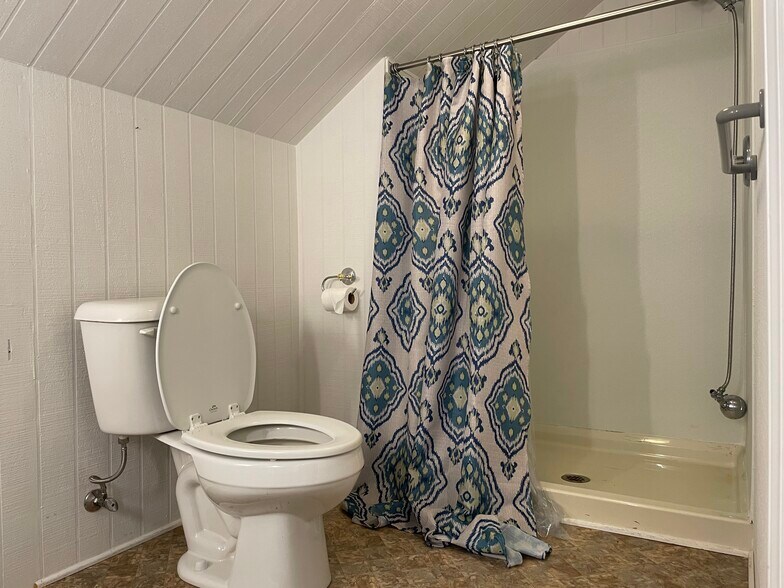 More Photos Of 8979 Pocahontas Trl, Williamsburg Light Distribution For Lease