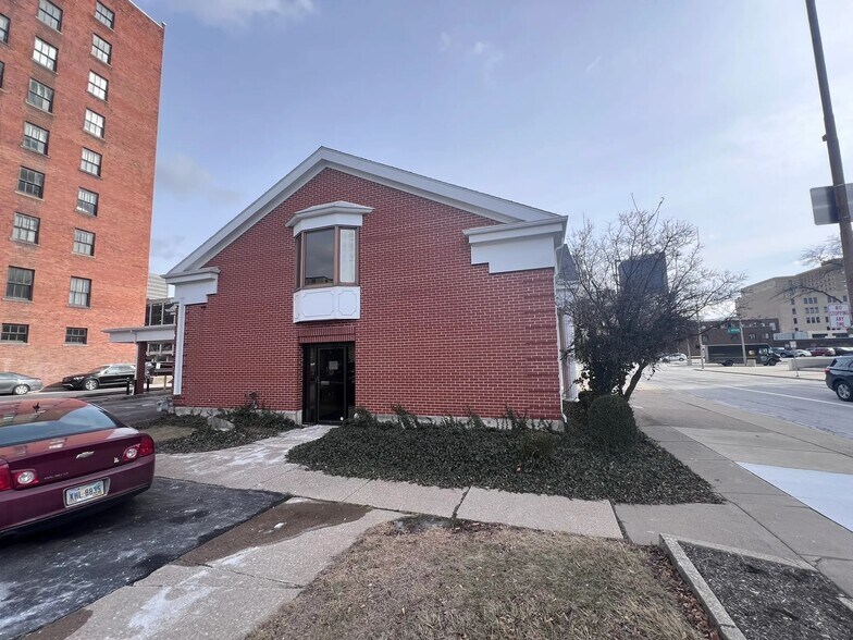 More Photos Of 800 Madison Ave, Toledo Bank For Sale