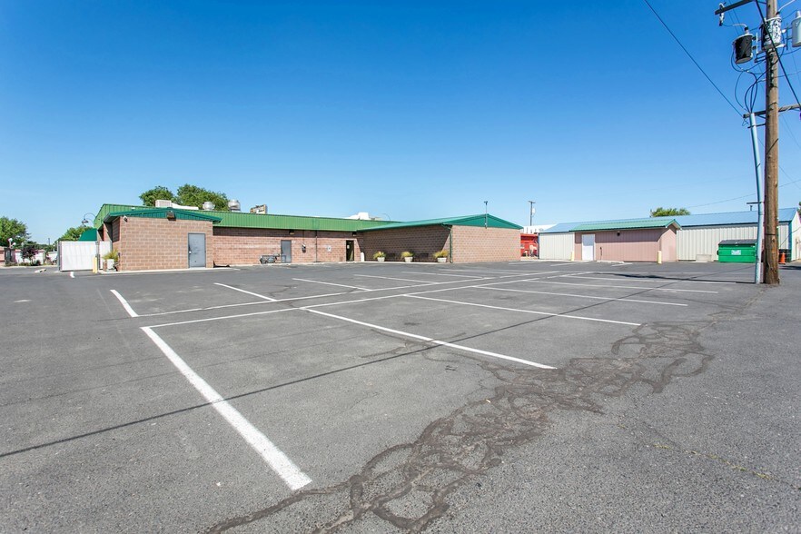 More Photos Of 710 S Columbia Ave, Connell Restaurant For Sale