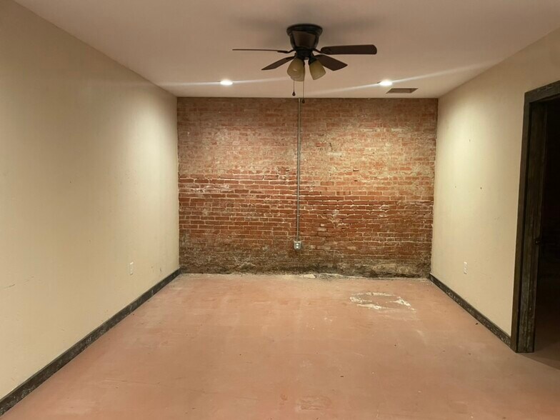 More Photos Of 189 Broadway St, Alba Storefront Retail Office For Sale