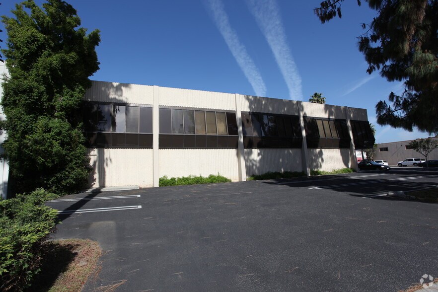 More Photos Of 7931 Deering Ave, Canoga Park Service For Sale