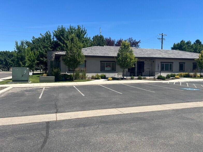 More Photos Of 1921 E Overland Rd, Meridian Office For Lease