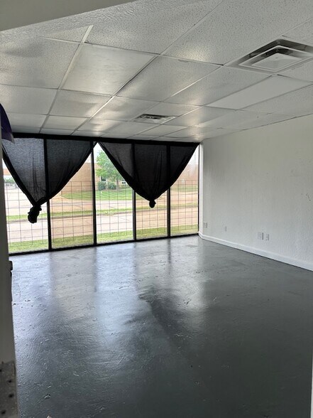More Photos Of 11102 N Stratford Dr, Oklahoma City Office For Sale