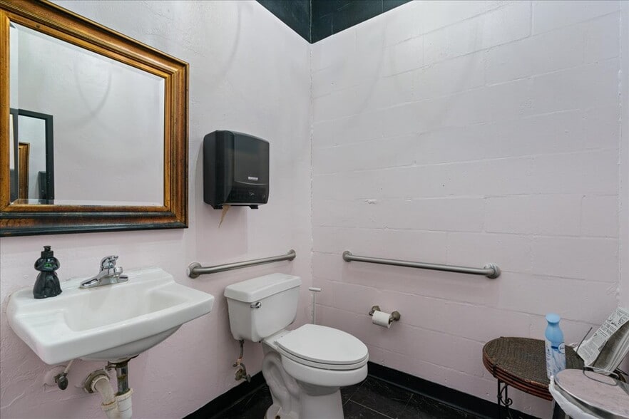 More Photos Of 14 SW 1st Ave, Gainesville Storefront For Lease