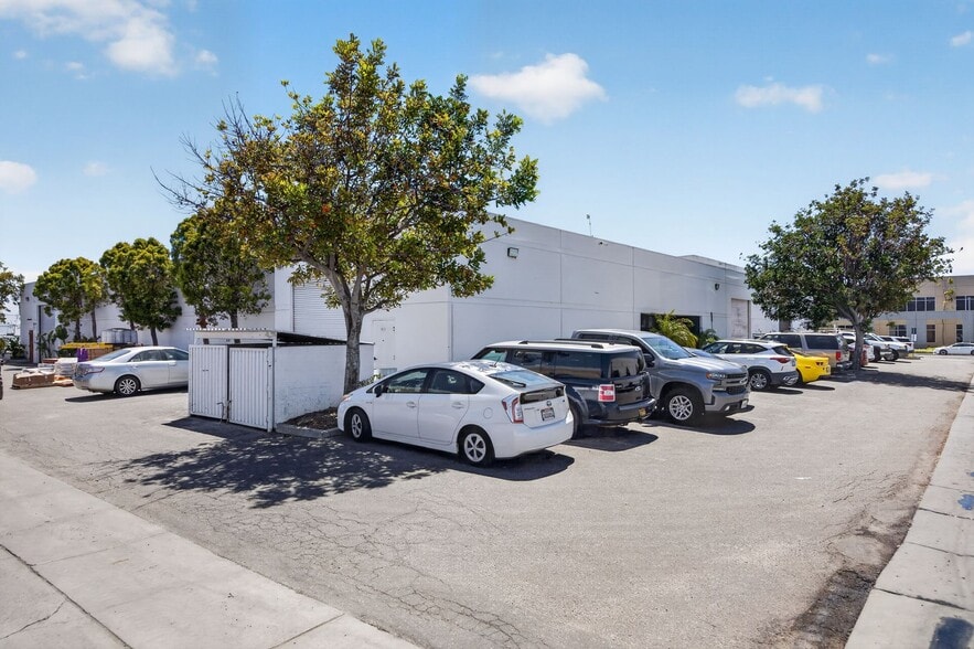 More Photos Of 6085 King Dr, Ventura Manufacturing For Sale