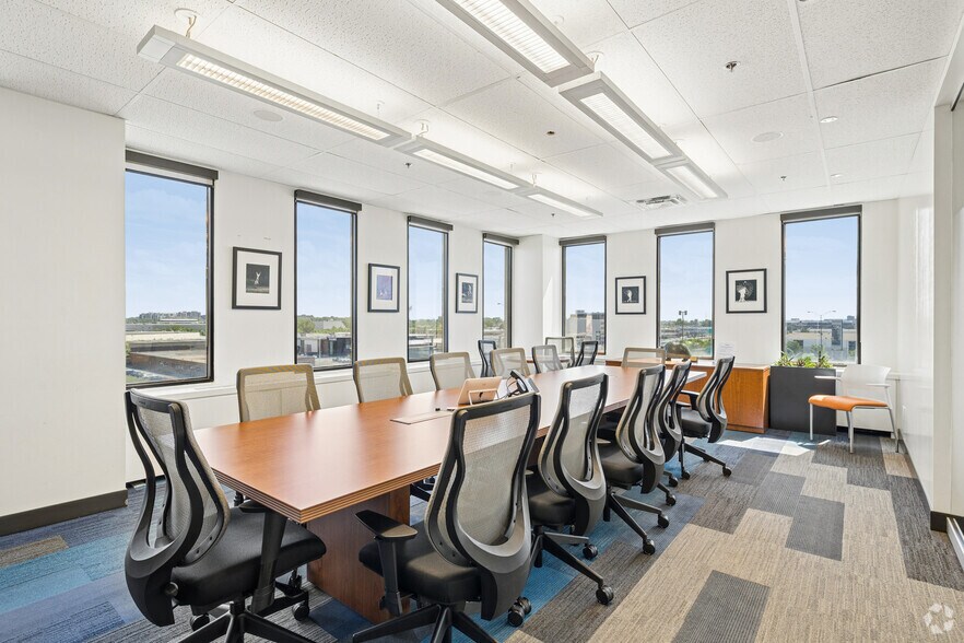 More Photos Of 100 Boul Alexis-Nihon, Montréal Office For Lease