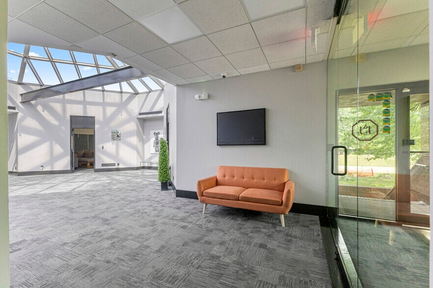 More Photos Of 15360 S Commerce Dr, Dearborn Office For Sale